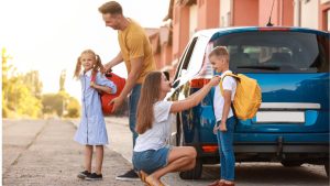 خود سرویس هم یکسان نیست.اتوبوس قدیمی دیزلی؟یا وسیله کمآلاینده؟مسیر کوتاه؟یا یک ساعت در ترافیک؟تهویه مناسب؟یا نامناسب؟«سرویس» یک کلمه است؛ اما سرویسها شبیه هم نیستند.